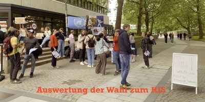Internationale Studierende am Infotisch vor dem AStA der Uni Hamburg in verschiedenen Grüppchen im Gespräch