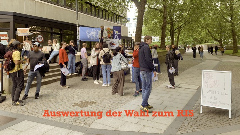 Internationale Studierende am Infotisch vor dem AStA der Uni Hamburg in verschiedenen Grüppchen im Gespräch