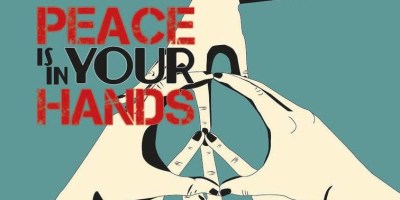 Hände bilden ein Peace-Zeichen. Peace is in your hands