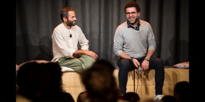 Rotem Levin und Osama Ilivat heiter bei einer Podiumsdiskussion